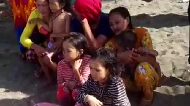 PUMPBOAT LOTS OF CHILDRENS ARE RESCUED.