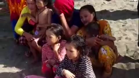 PUMPBOAT LOTS OF CHILDRENS ARE RESCUED.