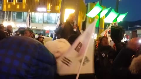 20180228_V3_S01(MoRXCtOq__U)평창 폐막식날 애국시민들 의 울분 ( 알수없는 소화분말과 액을 이용한 경찰의 집회방해)