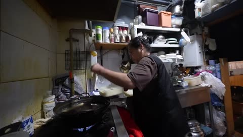 24hr KOREAN STREET FOOD in ITAEWON (like a local)