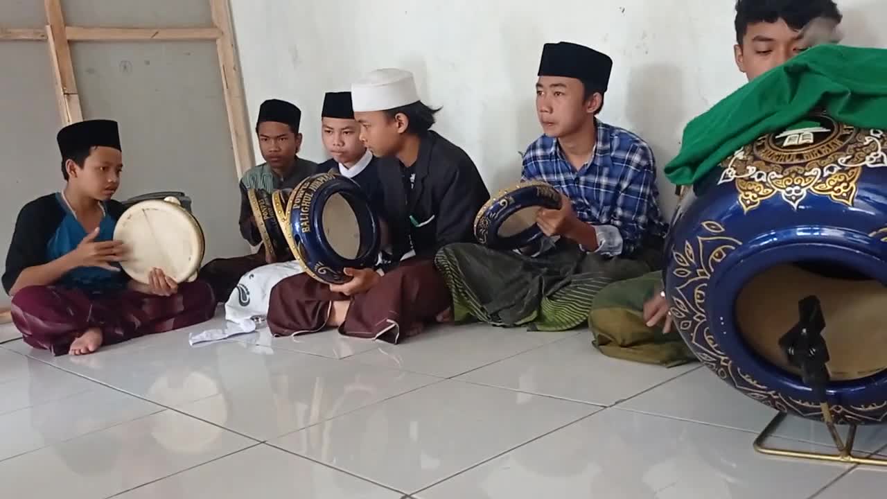 latihan bersama santriawati ponpes balighul hikmah (hadroh hikmah voice)