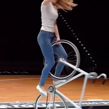 Unbelievable 😱 the girl playing with byescle