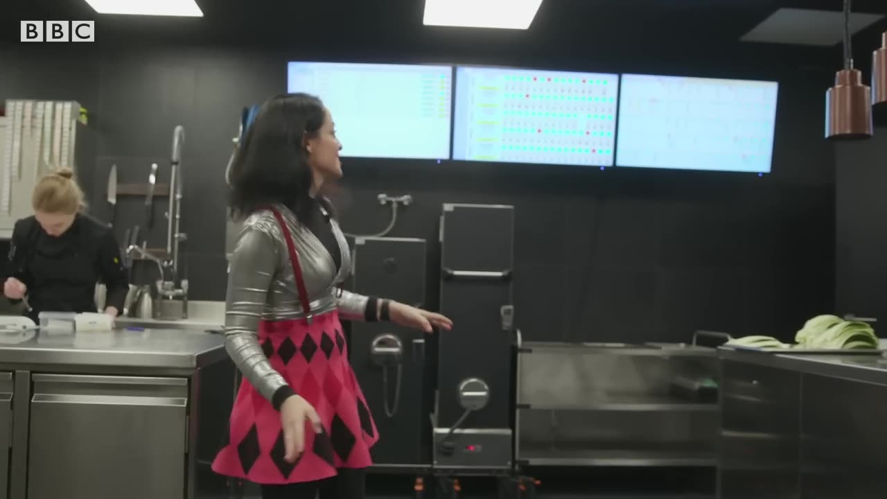 The unusual dining experience powered by theme park technology - BBC News
