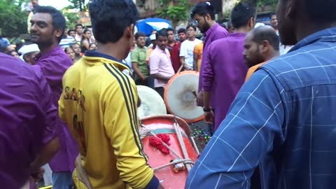 Hundreds of people gather to see a small group of Puneri musicians