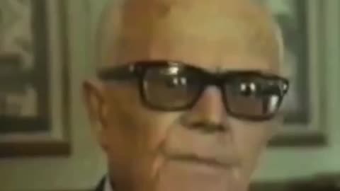 Il villano assassino partigiano dopo la mattanza fatta a donne e bambini!