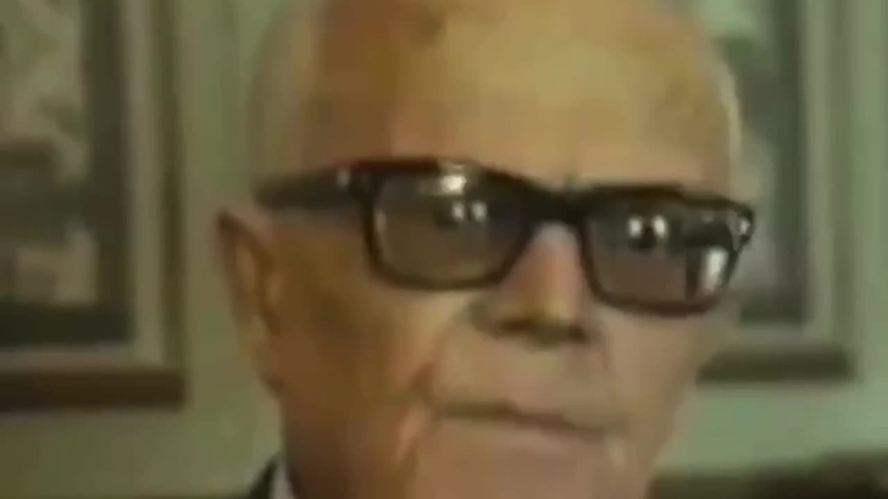 Il villano assassino partigiano dopo la mattanza fatta a donne e bambini!