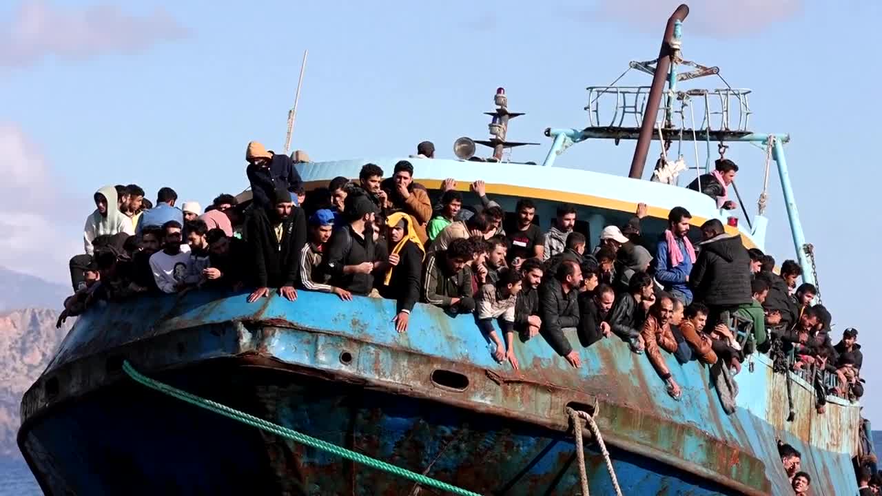 Boat carrying hundreds of migrants docks after Greek rescue