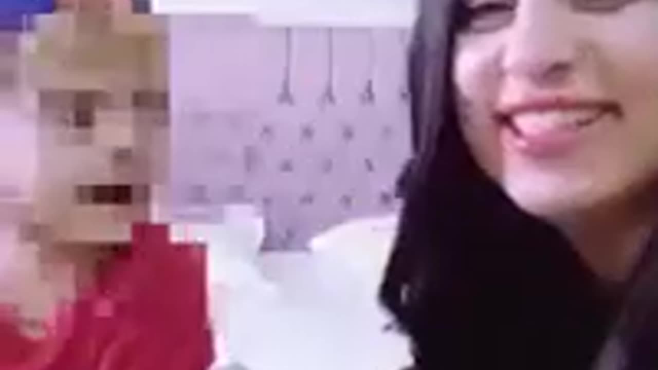 معلمة تكشف المستور و تنشر فيديو للأم و إبنها
