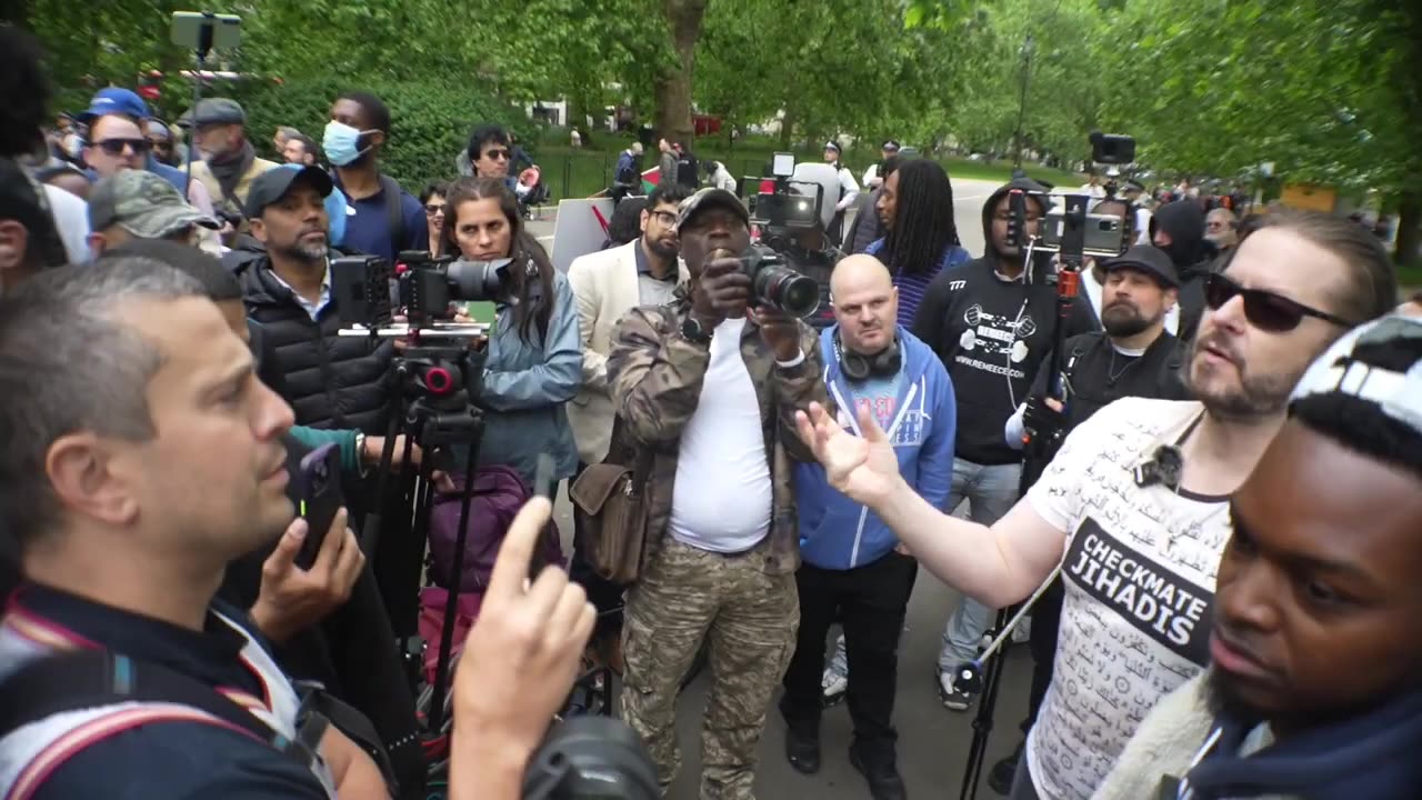 David Wood Wears Quran On His Shirt At Speakers Corner