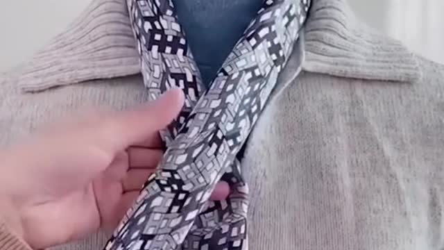 Different ways of tying silk scarf