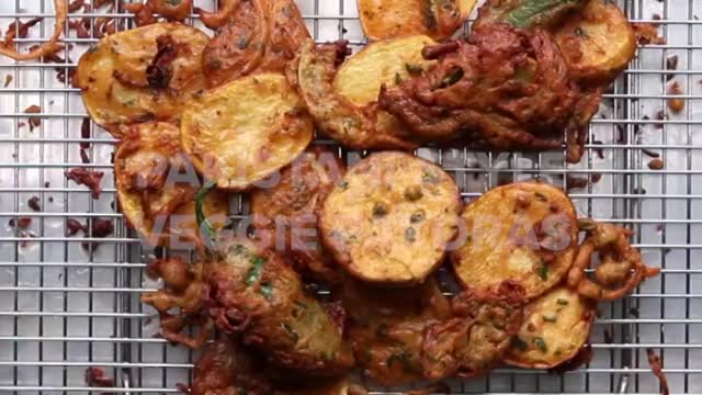 PAKISTANI-STYLE VEGGIE PAKORAS