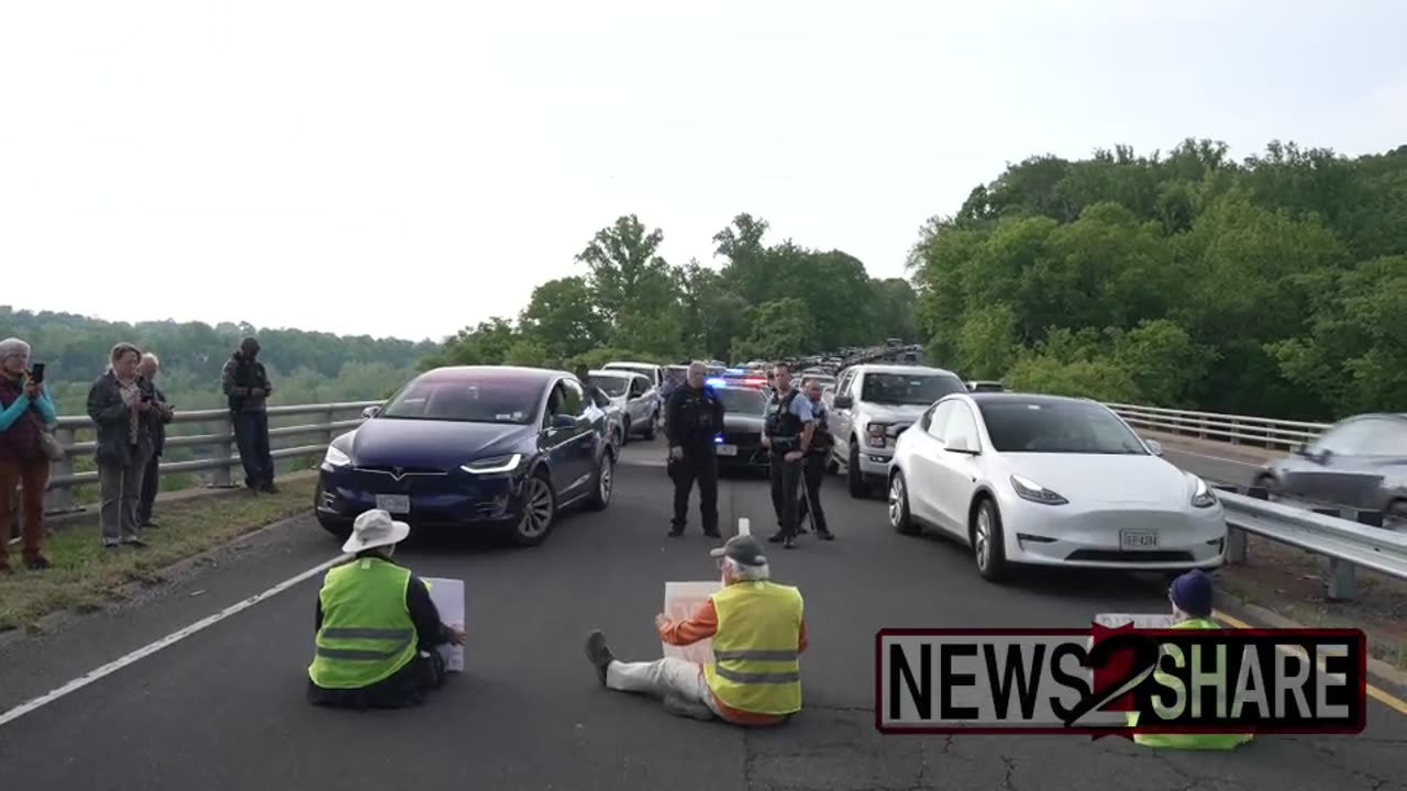 DC Freeway Protest: Drivers blocked by activists parted to make way for police to arrive