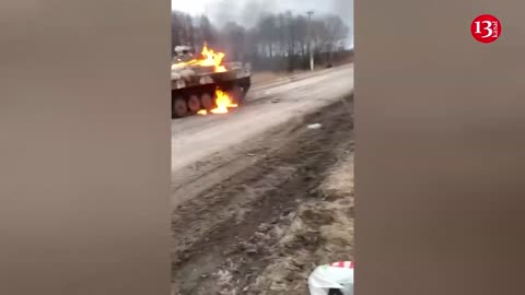 Ukrainian civilians burn with bare hands Russian tank that entered the city - first days of war