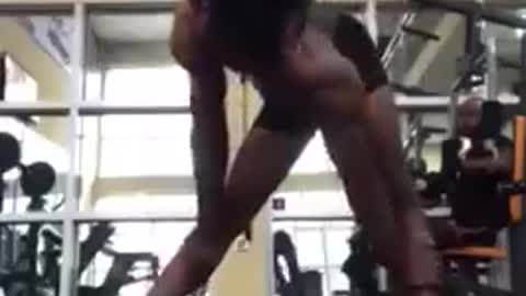 Guy Shows Impressive Flexibility Skill By Twisting His Upper Body At Gym