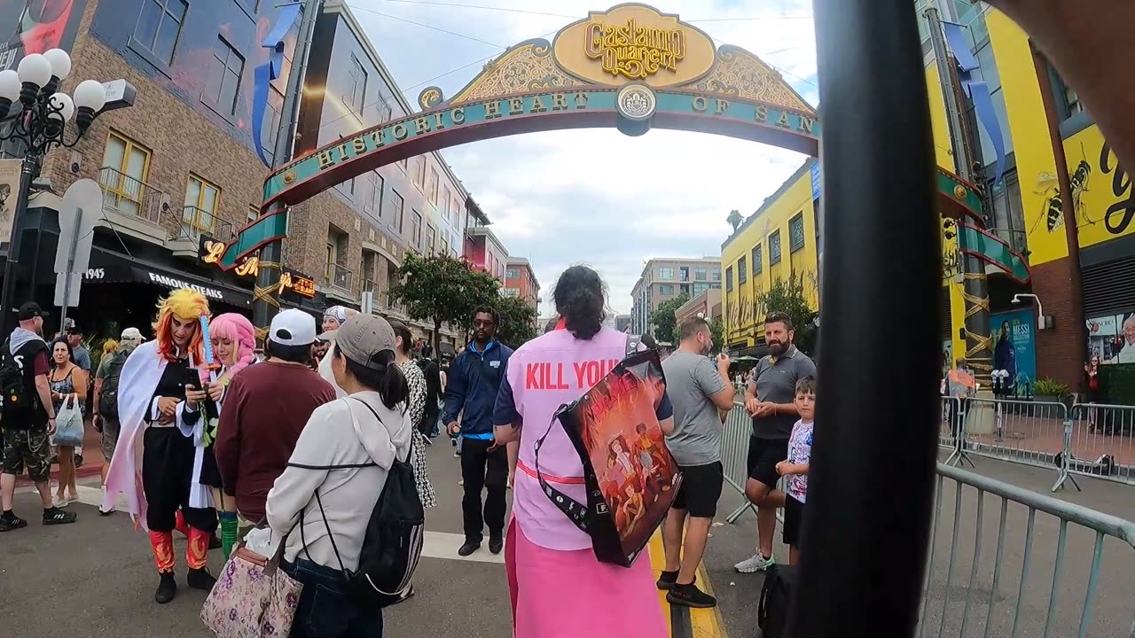 Transgressor slanders preacher and attacks civilians at comic con