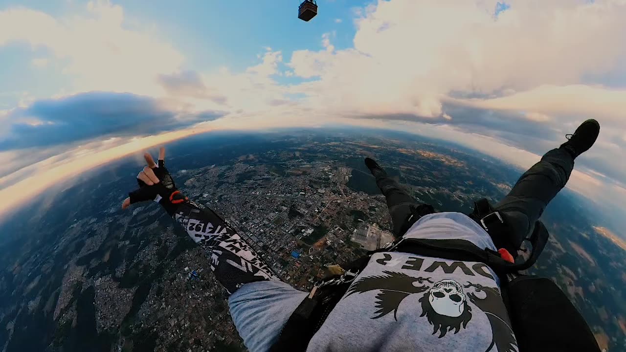 Salto de paraquedas do topo de um balão