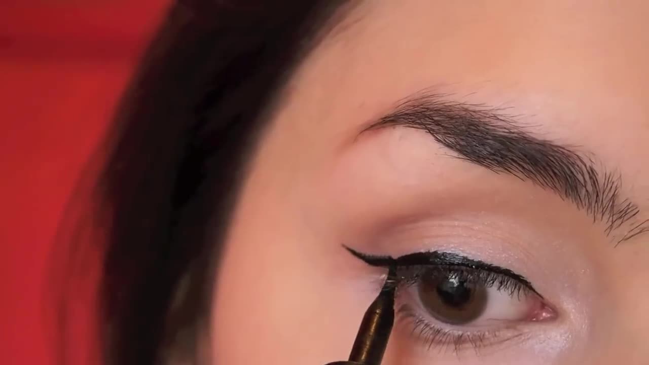 How To Apply Eyeliner Like a PRO!