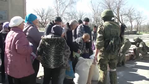 🚛Russian servicemen deliver more than 10 tonnes of humanitarian aid to Stanislav ▫️In the future, it is planned to deliver food and essential goods on a regular basis.