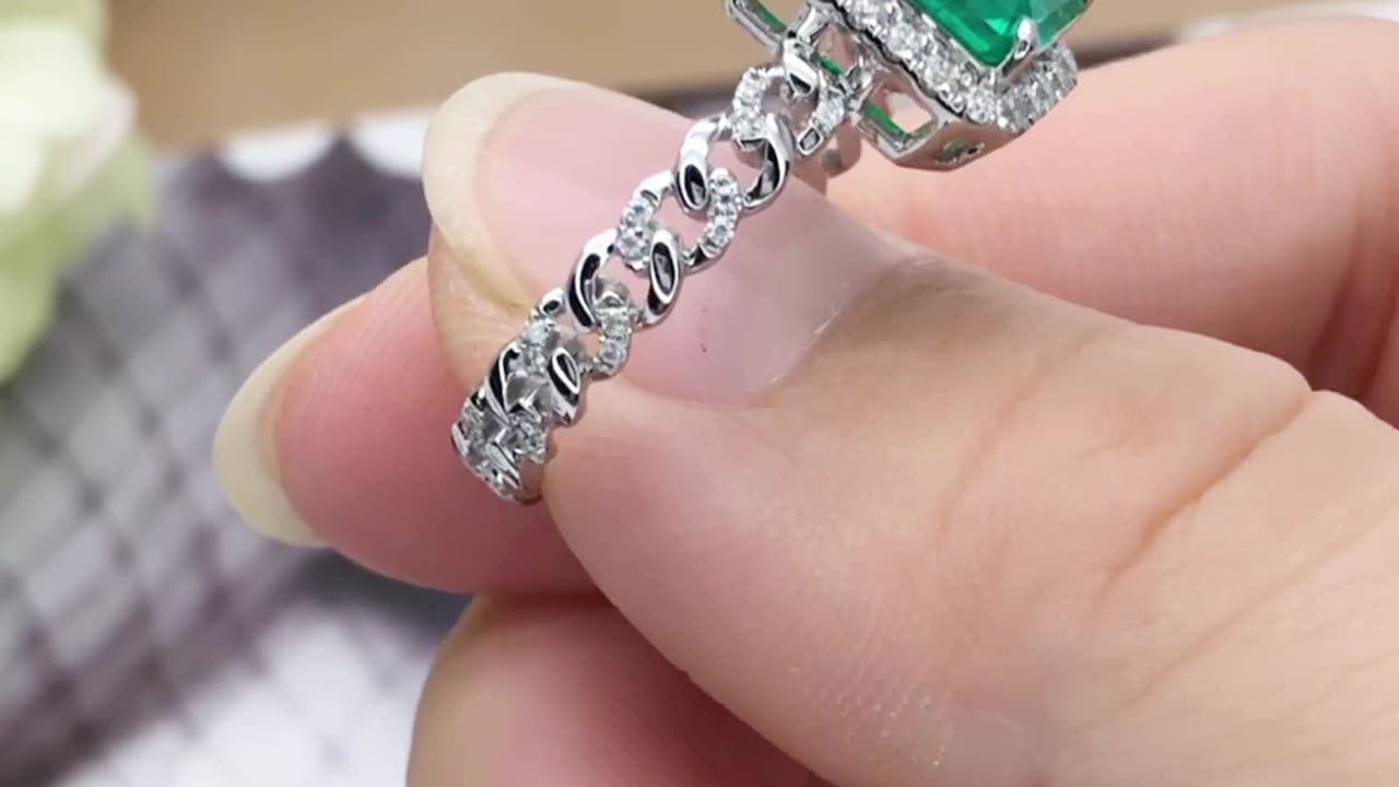 MSR-560 18K white Gold 7x9 Lab Emerald Ring