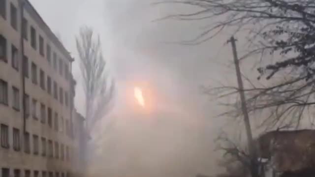 Video of Ukrainian fighters from Bakhmut operating an MLRS from a position on a residential street.