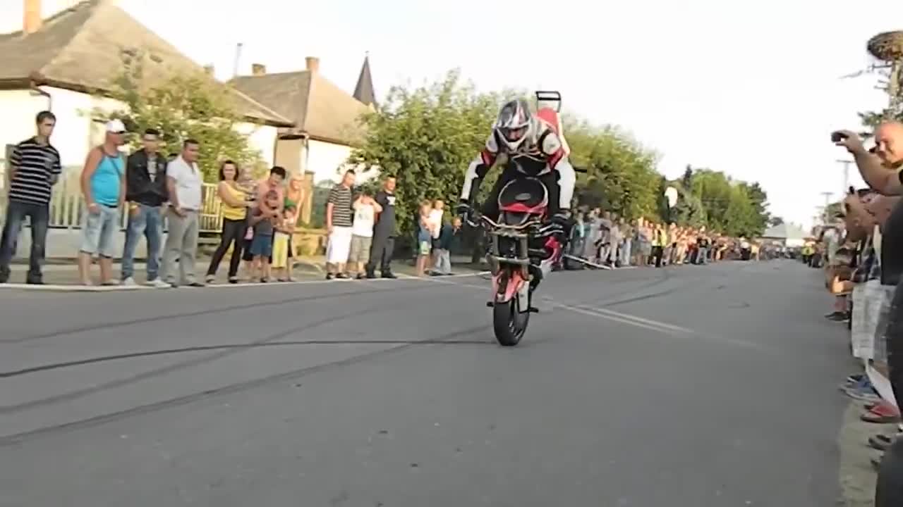 SEXY GIRL BIKE STUNT SHOW - GERMAN RACEWARS 2018