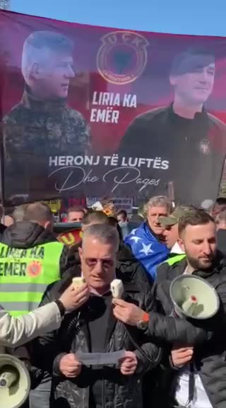 Babai i Granit Xhakës mban fjalim para protestuesve në Hagë: Po tentohet të dënohet historia
