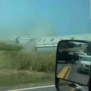 Train derailment in Oklahoma caught on camera