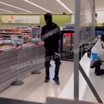 Group of thieves steal cash registers from Walgreens in Oakland, California