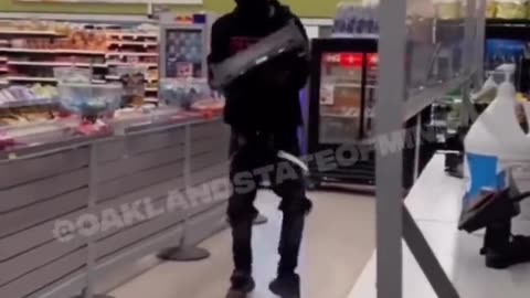 Group of thieves steal cash registers from Walgreens in Oakland, California