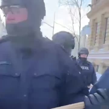 A Hundred Police Officers Are Armed With Wooden Batons To Deal With Peaceful Protesters in Ottawa