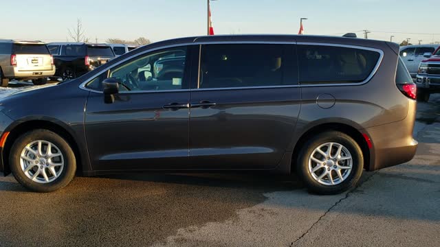 2020 CHRYSLER VOYAGER LX GRANITE CRYSTAL FIRST LOOK WALK AROUND REVIEW 20C11 SOLD!