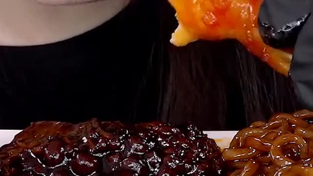 Black Bean Nooodles, Spicy Enoki Mushrooms #zoeyasmr #zoeymukbang #bigbites #mukbang #asmr #food #먹방