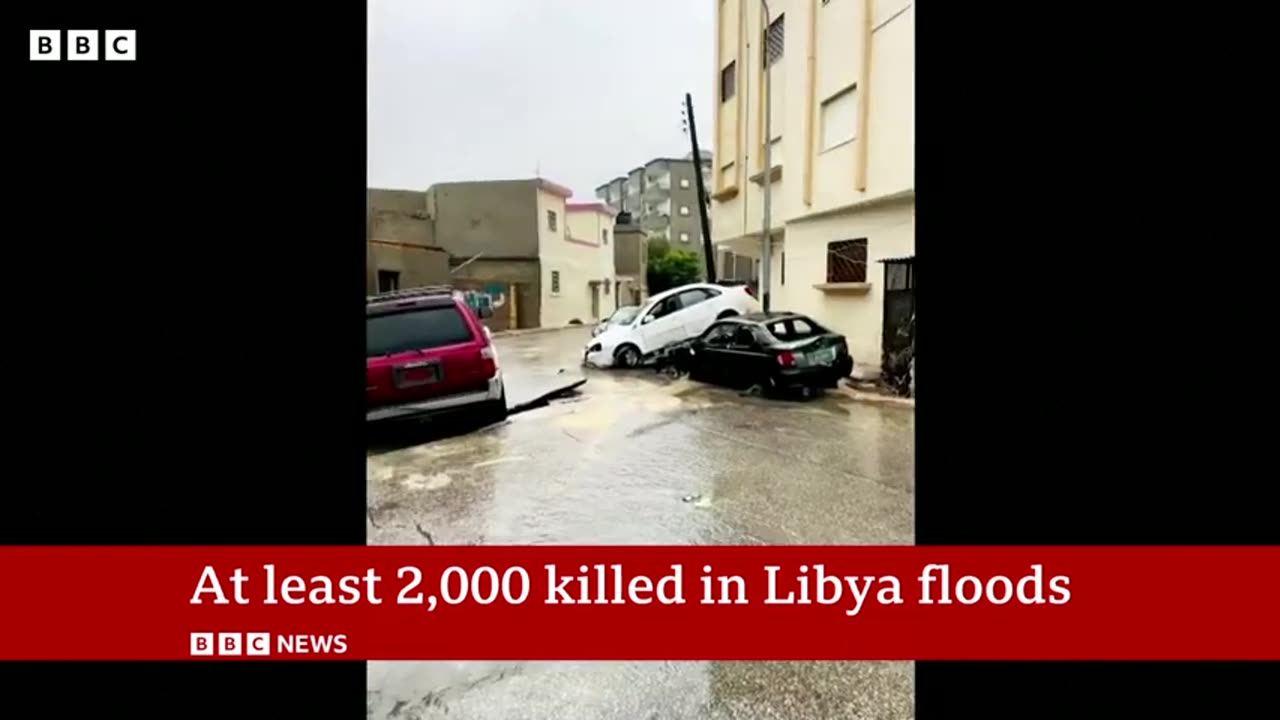 Libya floods leave thousands feared dead - BBC News