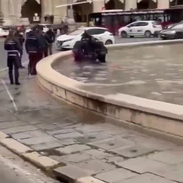 Italian police explain to fake asylum seekers that Rome's historic fountains are
