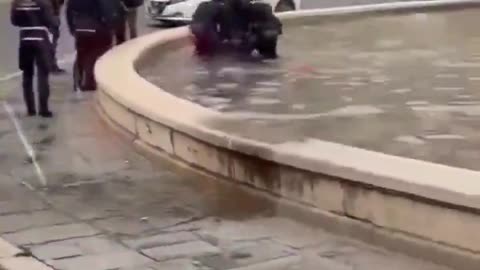 Italian police explain to fake asylum seekers that Rome's historic fountains are