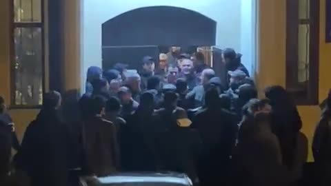 Оппозиционные активисты у прокуратуры в городе Сухуми