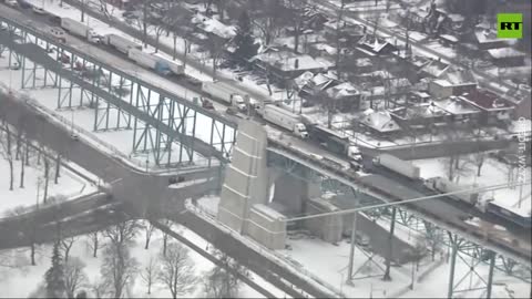 RT video of bridge full of trucks. stopped traffic.