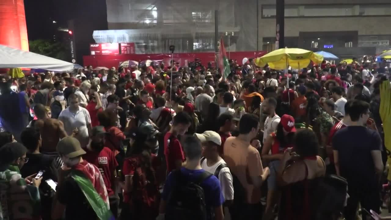 Brazil: supporters celebrate as Lula holds narrow leads | AFP