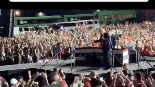 Trump “Dance ”Moves Secretly" Caught " on Stage