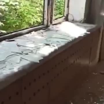 Čečenský voják speciálních jednotek ve svém volném čase v Severodoněcku relaxuje u piána