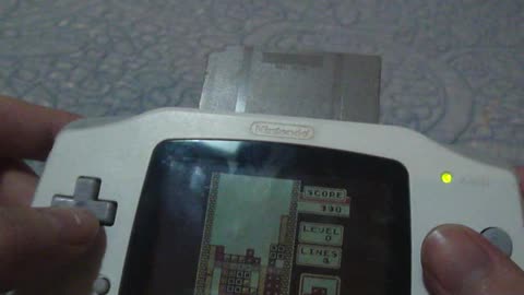 Jogando Tetris No Gameboy