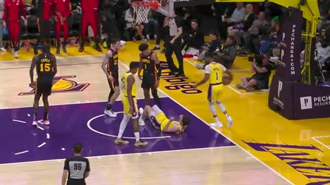 NBA - JALEN JOHNSON DROPS THE HAMMER ON THE DEFENSE 🔨