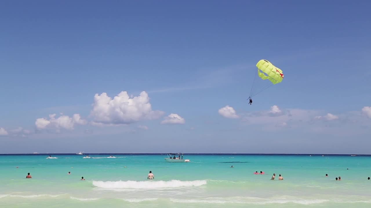Parasailer landing in Mexico