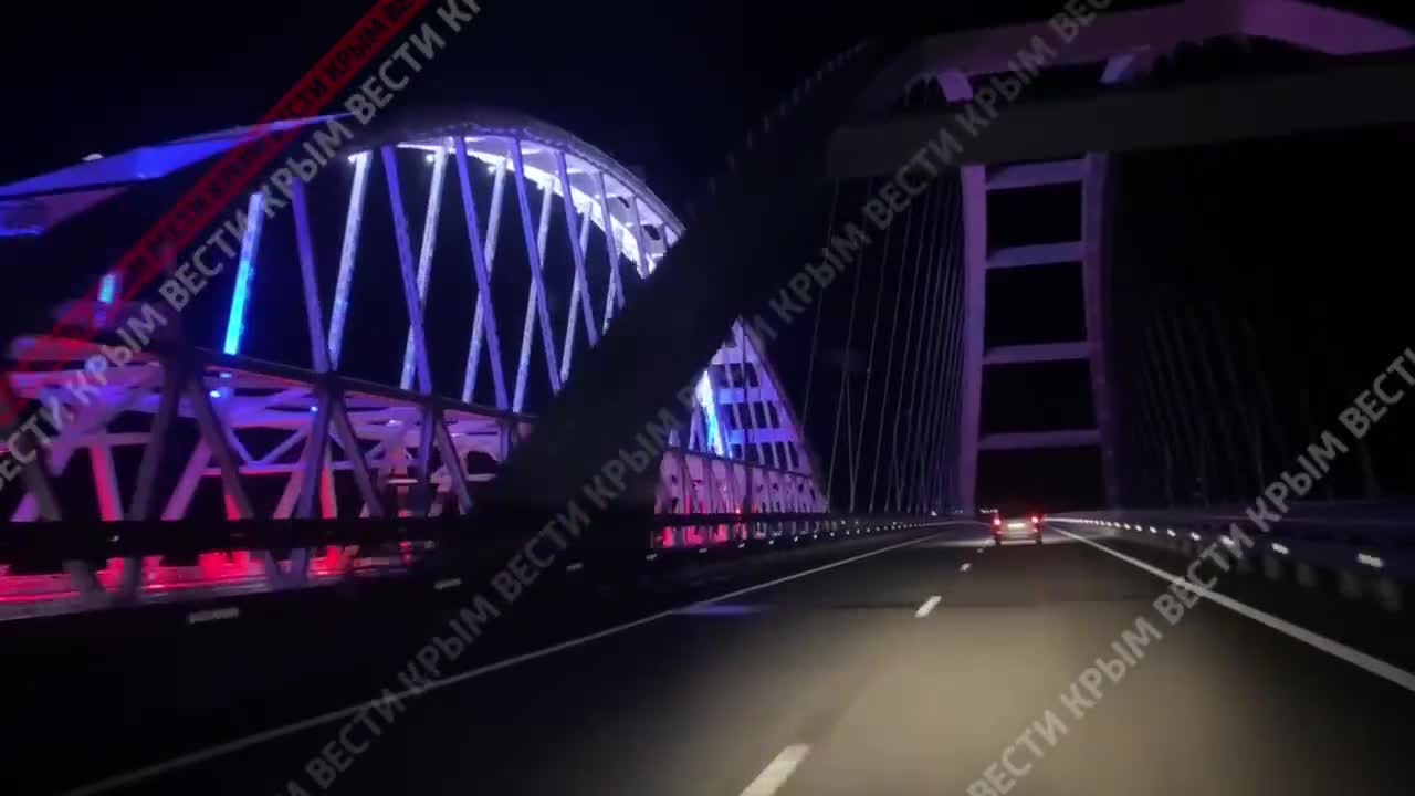 Οι Ρώσοι απεκατέστησαν τη γέφυρα της Κριμαίας σε 14 ώρες και τη φώτισαν με τα χρώματα της Ρωσίας