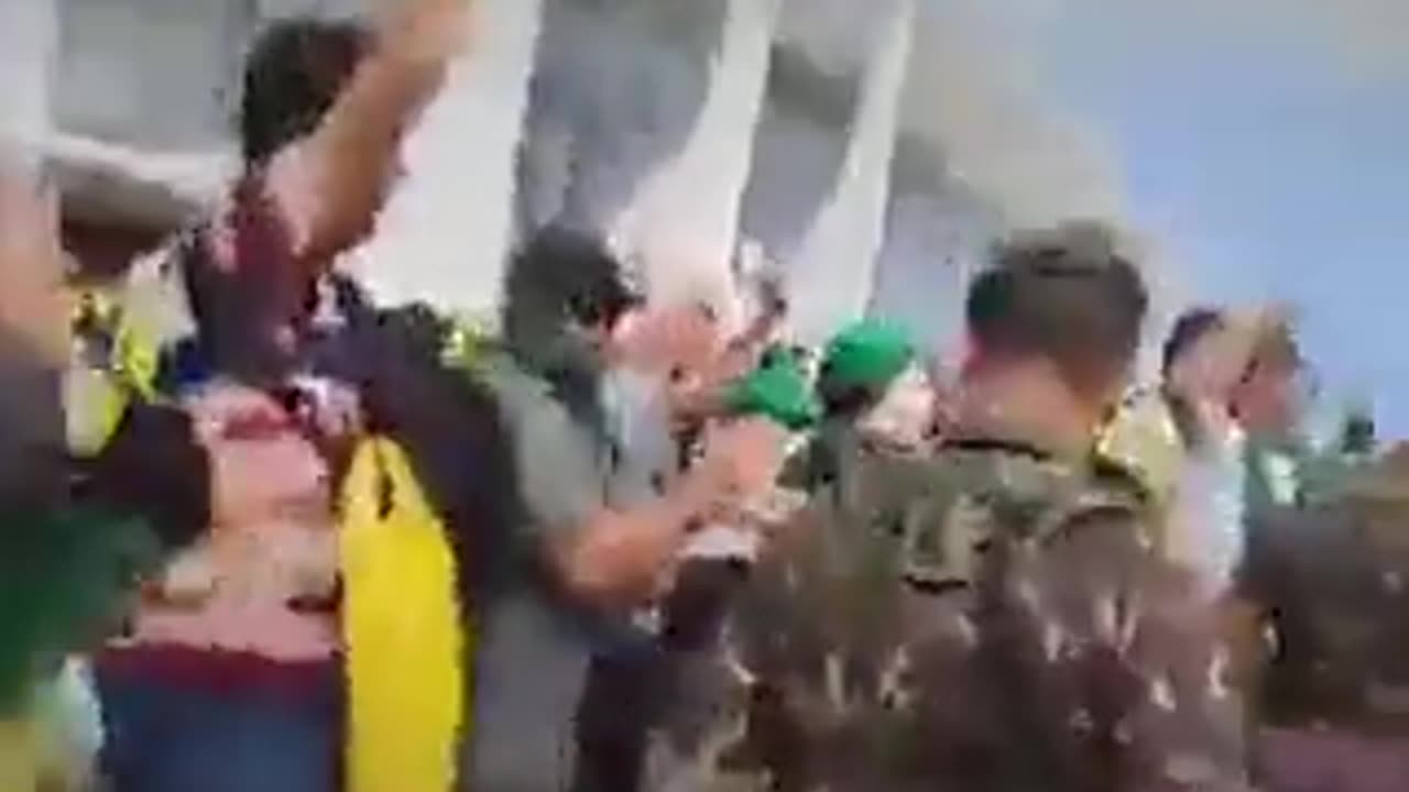 Infiltrados quebraram tudo.