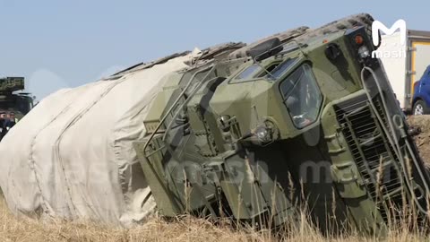 Russian S400 Advanced SAM Overturned on Russian Highway