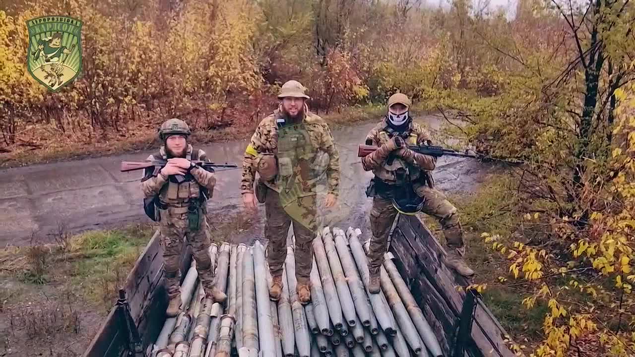 Die Spezialeinheit "Carlson" stellt neu gewonnene Munition für das Flugabwehr-Raketenabwehrsystem "