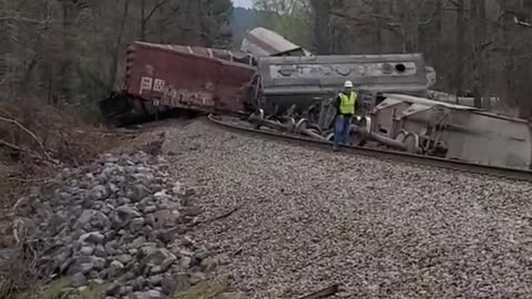 🚨 Norfolk Southern train derailed in Calhoun County, Alabama.