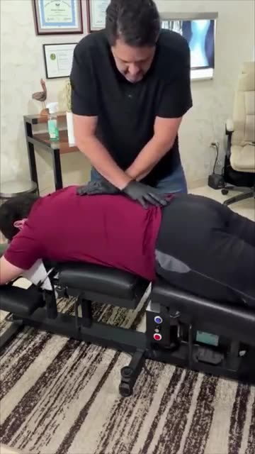 Como se Corrige un Dolor Intenso de HERNIA de DISCO con un Ajuste Quiropráctico