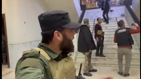 🇸🇾😳 Rebel forces inside the Governate building in Hama!